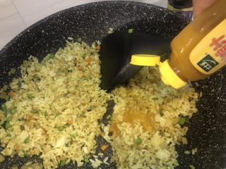 8、东南亚风味-咖喱肥牛凤梨饭团,放入5毫升鸡汁翻炒