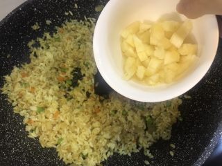 9、东南亚风味-咖喱肥牛凤梨饭团,待米饭炒散后放入凤梨丁翻炒均匀即可