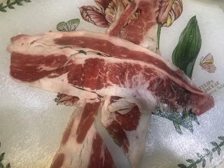 10、东南亚风味-咖喱肥牛凤梨饭团,肥牛片十字交叉放在案板上