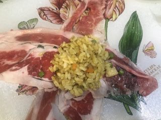 11、东南亚风味-咖喱肥牛凤梨饭团,中间放入炒好的凤梨咖喱饭