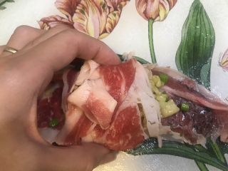 13、东南亚风味-咖喱肥牛凤梨饭团,再将另一片对折包裹