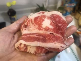 15、东南亚风味-咖喱肥牛凤梨饭团,将剩下的肥牛和米饭都按此方式包裹好