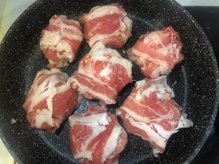 16、东南亚风味-咖喱肥牛凤梨饭团,将肥牛饭团放入平底锅