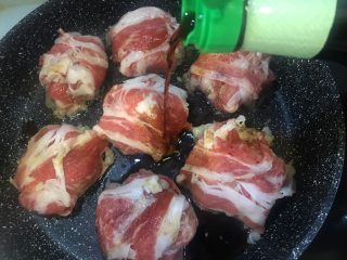 17、东南亚风味-咖喱肥牛凤梨饭团,小火，倒入生抽