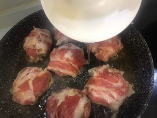 18、东南亚风味-咖喱肥牛凤梨饭团,再倒入等量清水