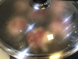 20、东南亚风味-咖喱肥牛凤梨饭团,盖上锅盖焖煎至一面肥牛成熟