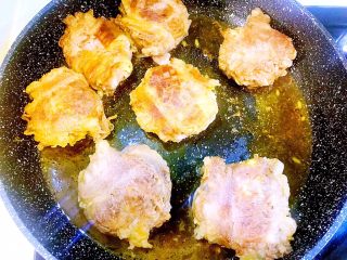 21、东南亚风味-咖喱肥牛凤梨饭团,翻面煎另一面肥牛，并不停将汤汁淋在肥牛上