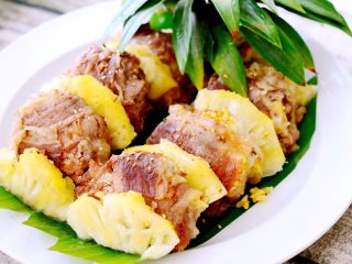 22、东南亚风味-咖喱肥牛凤梨饭团,待汤汁渐干，肥牛煎熟即可