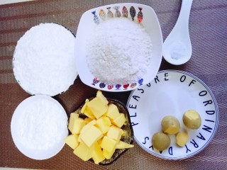 1、玛格丽特饼干,准备好食材,鸡蛋提前煮好,剥掉蛋白,取出蛋黄。