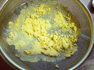 2、玛格丽特饼干,将鸡蛋黄过细筛,把蛋黄放在筛网上,用勺子按压,过细筛蛋黄非常细腻。(这步骤不可以省略)