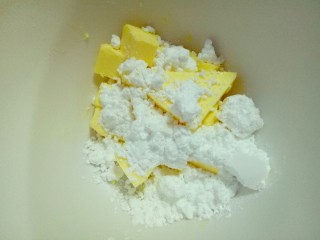 4、玛格丽特饼干,加入糖粉,和盐,用电动打蛋器打发,打至黄油体积稍微膨大,颜色变浅,蓬松状即可。