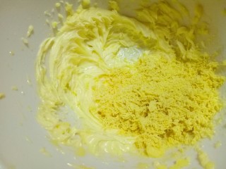 5、玛格丽特饼干,把过细筛的蛋黄加入打发的黄油容器中。继续电动打蛋器打均匀,使蛋黄和黄油彻底融合。