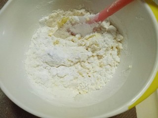 7、玛格丽特饼干,用硅胶铲子搅拌均匀。