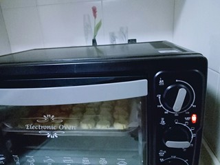 13、玛格丽特饼干,烤箱170度预热5分钟,将烤盘放入烤箱中层,170度烤18-20分钟,边缘微黄即可。