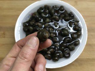 1、酱爆螺蛳 ,螺蛳买回来后剪去尾部。
