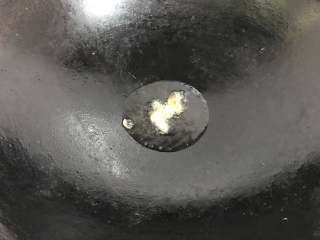 5、酱爆螺蛳 ,爆香老姜。