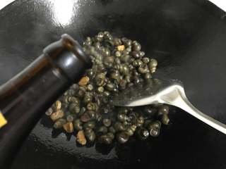 7、酱爆螺蛳 ,加入适量料酒。