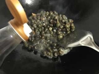 8、酱爆螺蛳 ,炒匀后加入生抽。