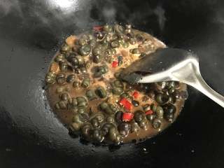 11、酱爆螺蛳 ,放入小米椒。