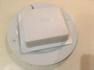 2、五福临门-吃豆腐,底部开刀口，撕去包装，倒扣。让豆腐自然滑出。