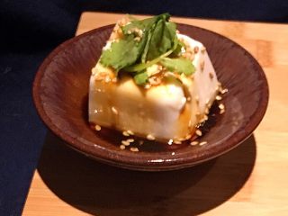 6、五福临门-吃豆腐,1福:香菜豆腐/每块豆腐放点香菜，撒芝麻，淋酱油跟香油调味。