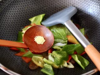 10、腊肠炒鸡蛋,加入鸡精增加口感。