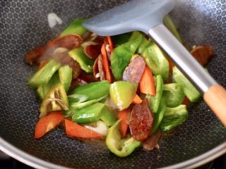 12、腊肠炒鸡蛋,大火继续翻炒至所有食材混合均匀。