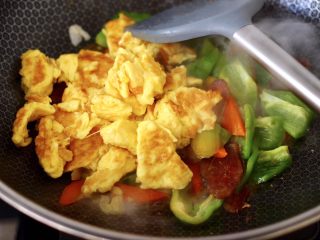 13、腊肠炒鸡蛋,这个时候加入炒熟的鸡蛋。