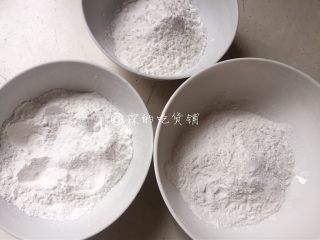 1、雨花石黑芝麻汤圆,称取食材，糯米粉一分为二。