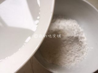 3、雨花石黑芝麻汤圆,用开水，必须是开水。