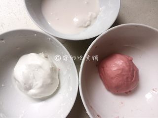 4、雨花石黑芝麻汤圆,少量多次的加入开水，把糯米粉揉成湿润但不粘手的面团。木薯粉，由于它的特性，加入开水后拌至没有干粉就可以了，不用理会它象一摊烂泥一样的状态。