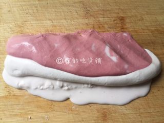 5、雨花石黑芝麻汤圆,把三个粉团都搓成长条，然后充分的揉捏混合，混合得越透彻，成品的花纹就越漂亮。