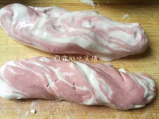 6、雨花石黑芝麻汤圆,就象这样（如果不好操作，可以分成两份来揉捏混合。）