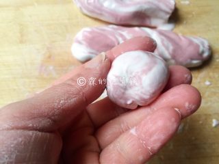 7、雨花石黑芝麻汤圆,随后摘成大小合适的剂子，揉圆。