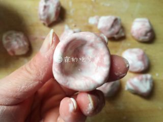 8、雨花石黑芝麻汤圆,左手拿粉团，右手边旋转边也捏出个洞来。