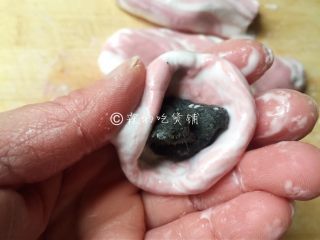 9、雨花石黑芝麻汤圆,放入黑芝麻馅，收口后揉圆。