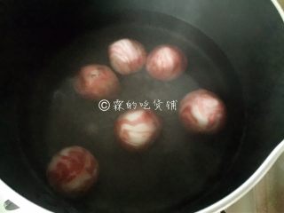 10、雨花石黑芝麻汤圆,锅里水烧开，下汤圆后小火慢煮，直至汤圆浮起就是熟了。