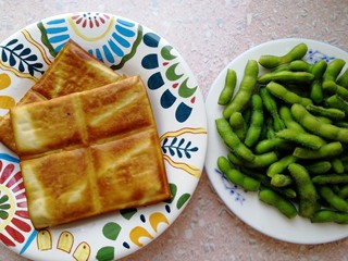 1、毛豆炒香干,主料,豆干和毛豆。