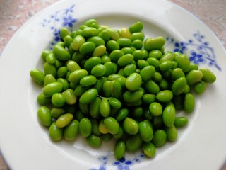2、毛豆炒香干,毛豆剥皮,水开放少盐少油,焯水2分钟。