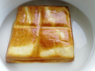 3、毛豆炒香干,香干放开水里泡2分钟。