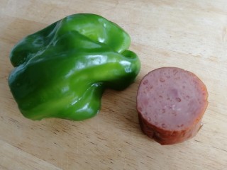 5、毛豆炒香干,半个麻椒和一块儿火腿。