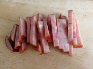 7、毛豆炒香干,火腿切条。