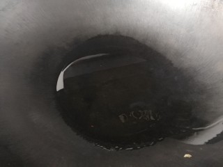 8、毛豆炒香干,热锅倒入适量油。