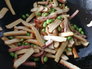 11、毛豆炒香干,文火翻炒均匀。