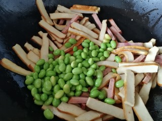 10、毛豆炒香干,放入毛豆。