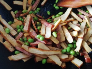 13、毛豆炒香干,文火翻炒均匀。