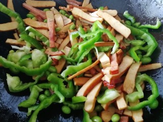 14、毛豆炒香干,放入麻椒丝,文火翻炒均匀。