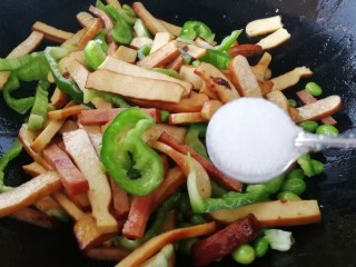 15、毛豆炒香干,放入一小勺盐入味。