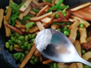16、毛豆炒香干,放入一点糖提鲜。