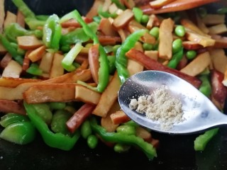 17、毛豆炒香干,出锅前放点白胡椒粉,文火炒匀即可。